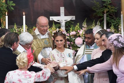 En brazos de su madre, Magdalena de Suecia, la princesa Adrienne, recibió el sacramento de Bautismo el pasado 8 de junio.