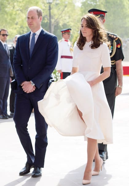 Un delicado diseño de la neozelandesa Emilia Wickstead sorprende a Middleton en el India Gate Memorial en 2016.