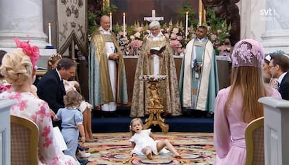 Durante la ceremonia de bautismo de su hermana Adrienne, la princesa Leonor de Suecia se sacó los zapatos frente al altar.