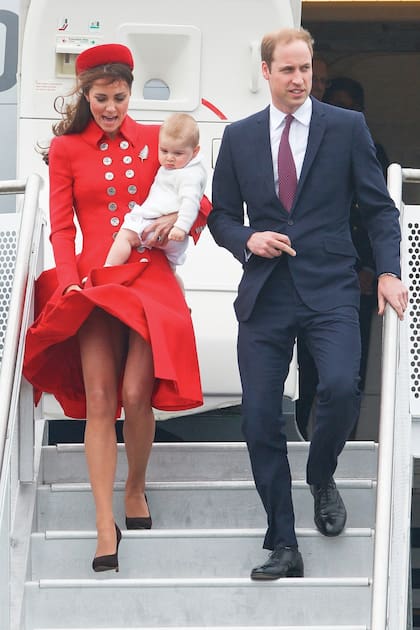En 2014, con el pequeño George en brazos, Kate Middleton acompañó al príncipe Willliam en su gira por Australia. Al bajarse del avión, el viento la sorprendió y su vestido de Catherine Walker alzó vuelo.
