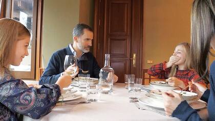 La princesa Leonor se quemó la lengua mientras tomaba sopa durante un especial sobre el 50° cumpleaños de su padre, el Rey Felipe.