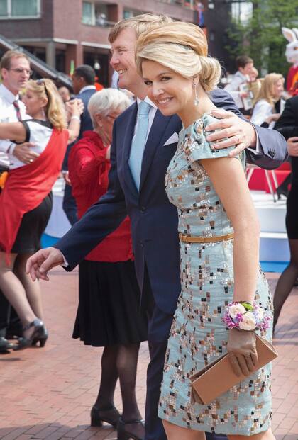 Escoltada por el rey Guillermo, Máxima continuó con su agenda de compromisos sin abandonar su sonrisa.