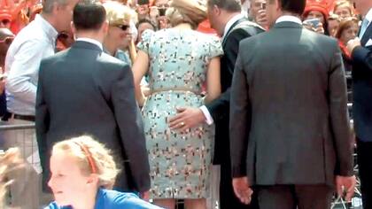 En 2014 la reina Máxima de Holanda también vivió una situación incómoda en los festejos del Día del Rey. Un periodista norteamericano capturó la mano indiscreta del alcalde de Amsterlveen, Fred de Graaf.