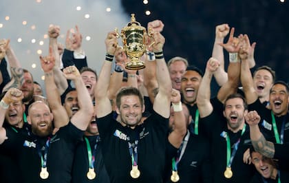 Momentos de esplendor de los All Blacks: Richie McCaw, el capitán, alza la Copa del Mundo en 2015, en Londres
