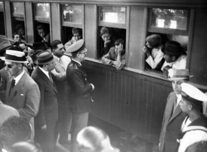 Momentos depues del arribo del tren con los evacuados del terremoto de San Juan, el 20 de enero de 1944
