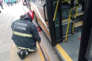 Una monja de 85 años cayó del andén del Metrobus y quedó atrapada debajo de un colectivo