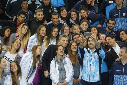 Momentos muy especiales para Luifa Scola: la selfie con otros atletas y el presidente Macri, y tras recibir la bandera que portará en Río