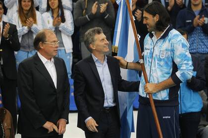 Momentos muy especiales para Luifa Scola: la selfie con otros atletas y el presidente Macri, y tras recibir la bandera que portará en Río