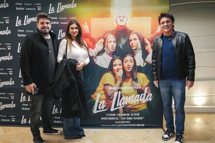 Momi Giardina no quiso perderse el gran momento de su amiga y se acercó hasta el teatro Astros para ofrecerle todo su apoyo