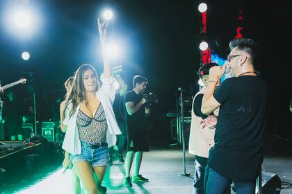 Momi Giardina baja del escenario después de bailar para toda la multitud, en el Club Ciudad de Buenos Aires