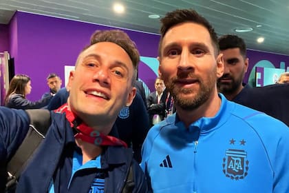 Momo consiguió su foto con Lionel Messi durante el Mundial de Qatar