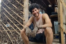 Jerónimo, el hijo hippie de Julián Weich, mostró cómo funciona la biopiscina de su casa sustentable