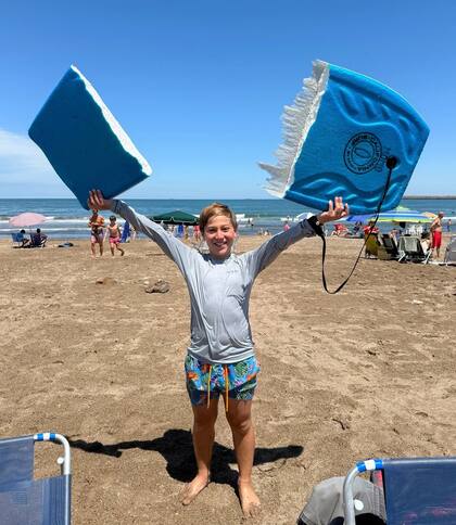 Momo hizo surf, uno de sus deportes favoritos, pero se le rompió la tabla (Foto: Instagram @jmena)