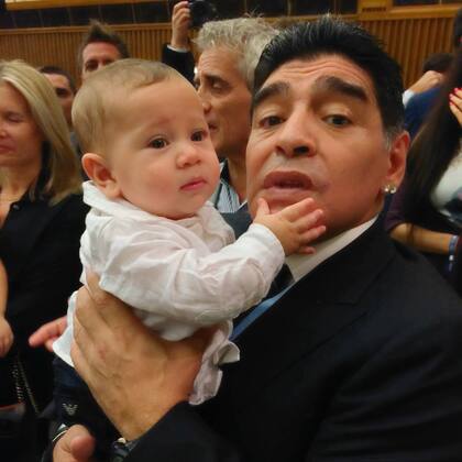 Momo Osvaldo junto a Diego Maradona en el Vaticano (Foto: Instagram @jmena)