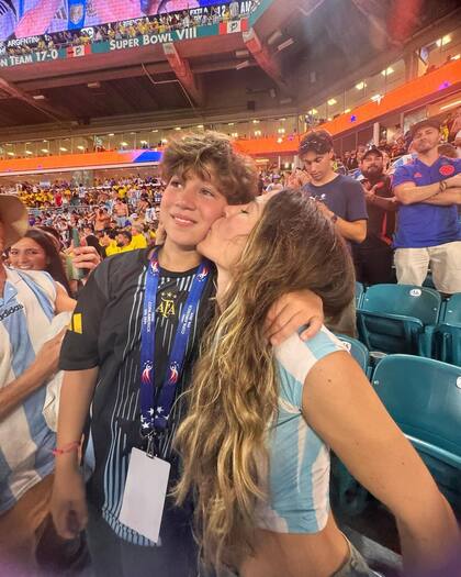 Momo y Jimena Baron fueron al Hard Rock Stadium y vieron a la selección consagrarse bicampeón de América (Foto: Instagram @jmena)