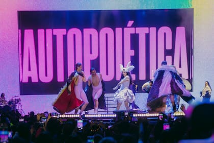 Mon Laferte comparte su show con bailarines y performers y no excluye la chance de interactuar con algunos espectadores sobre el escenario