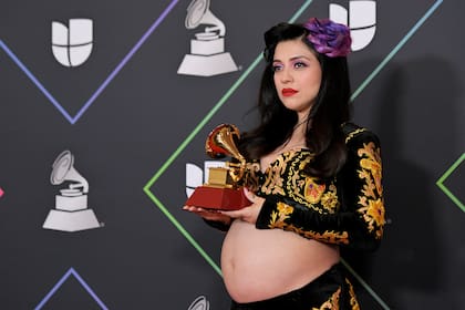 Mon Laferte con su Latin Grammy en 2021, cuando cursaba su embarazo 