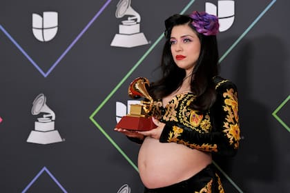 Mon Laferte con su Latin Grammy en 2021, cuando cursaba su embarazo