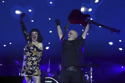 Mon Laferte con Zeta Bosio en Bogotá, en el inicio de la gira Soda Stereo Gracias Totales