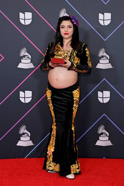 Mon Laferte, embarazada, en la gala de los últimos Latin Grammy Awards en Las Vegas, donde se llevó tres estatuillas