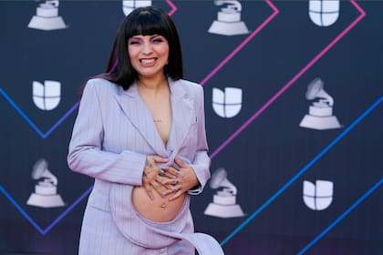 Mon Laferte sostiene su vientre de embarazada al llegar a la 22ª entrega del Latin Grammy en el MGM Grand Garden Arena en Las Vegas. 