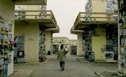 Mon Laferte visita la tumba de su abuela, quien la inspiró a cantar