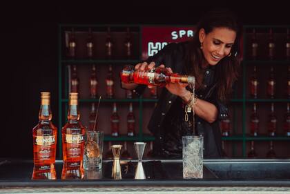 Mona Gallosi, una de las referentes argentinas en coctelería en la barra de Hibiscus.