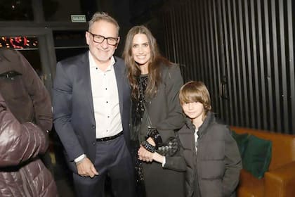 Mona junto a su marido y a su hijo