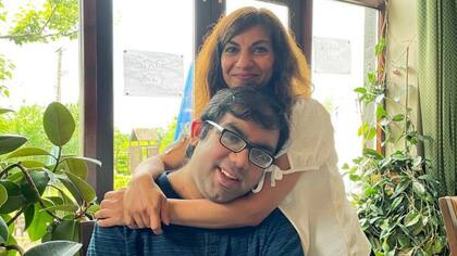 Mona Shah con su hijo Ash, "la inspiración" detrás del negocio