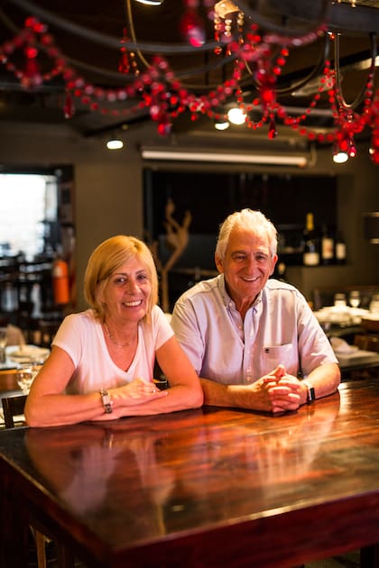 Mona y Pedro Picciau, artífices y anfitriones del mítico restaurante de Campana.