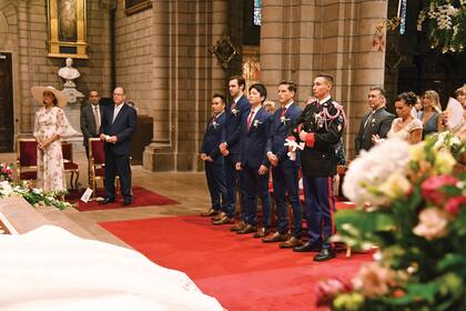 Louis y Marie dieron un lugar muy destacado a su tía Carolina. La princesa, que llevaba un vestido estampado y una gran pamela, ocupó un asiento a los pies del altar, donde también se situaron los padres del novio y los cinco testigos