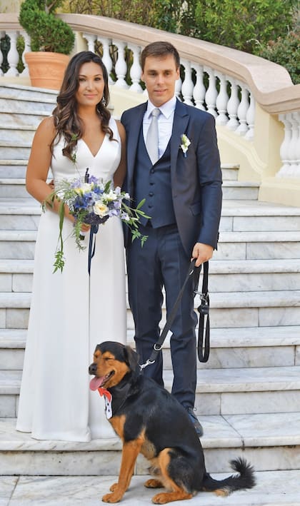 Emulando la foto con la que Andrea Casiraghi y Tatiana Santo Domingo marcaron su matrimonio civil junto a su boston terrier, Daphne, los recién casados también posaron con su perro Pancake –vestido de etiqueta– en la escalinata de palacio presidida por el escudo de los Grimaldi