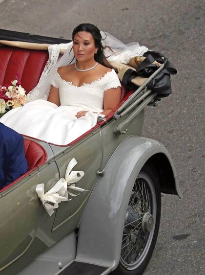 Marie Chevallier secándose las lágrimas a su llegada a la catedral de Mónaco (siglo XIX) en un Rolls-Royce descapotable de la colección de palacio. Al igual que Pierre y Beatrice, Louis y Marie se conocieron en Cannes y eligieron el mes de julio para celebrar su boda, tras siete años de relación.