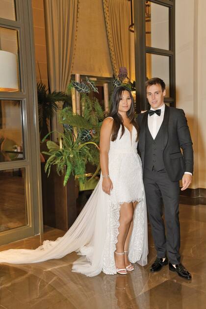 Los novios en el Monte Carlo Bay Hotel Resort, donde tuvo lugar la celebración. Para esa noche tan especial Marie llevó otro diseño de Rosa Clará, un traje mini con gran escote y sobrefalda larga de tul confeccionado con encaje y apliques de pedrería.