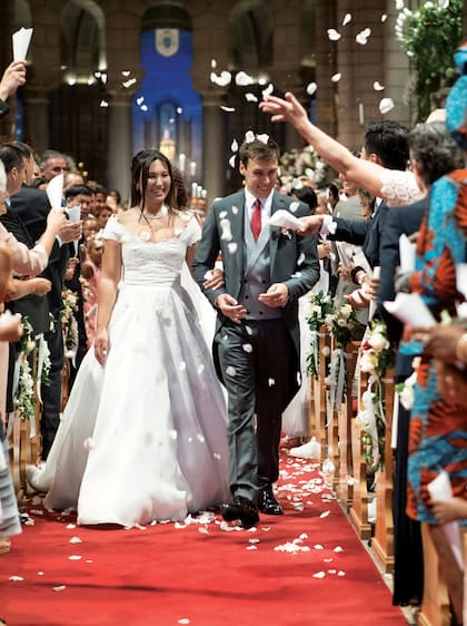 Los novios saliendo de la Catedral. Louis llevaba un jacquet gris oscuro y la novia, un traje diseñado por Pauline en colaboración con el Atelier Boisanger, de París, cuyo bordado artesanal demandó más de trescientas horas de trabajo