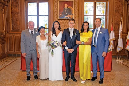 Tras la boda civil en el Ayuntamiento Louis Ducruet y Marie Chevallier posaron con sus familias. Al lado de la novia aparecen su madre y su padrastro y junto al novio, sus padres, Estefanía y Daniel Ducruet