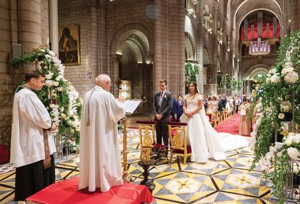 Un momento de la ceremonia oficiada por el padre César Penso, capellán del Palacio del Príncipe.