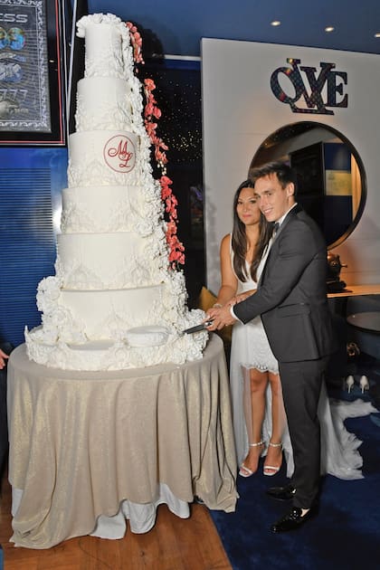 Los novios sorprendieron a sus invitados con la espectacular torta de bodas de siete pisos. Una impresionante creación de casi un metro de diámetro y otros dos metros y medio de altura, decorada con decenas de flores de azúcar de colores rojo y blanco en alusión a la bandera del principado.