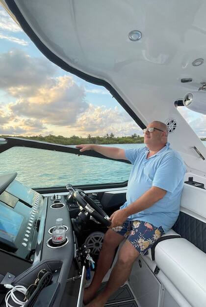 “Mónaco Motor es un club social familiar y empresarial para gente común, navegamos, conducimos, volamos y disfrutamos de la buena gastronomía", cuneta Adrián.