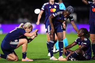 Monarca vigente Arsenal cae al iniciar Champions femenina ante Lyon; Barcelona aplasta a Bayern