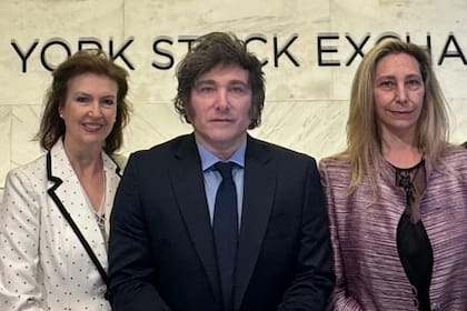 Mondino con los hermanos Milei en Nueva York