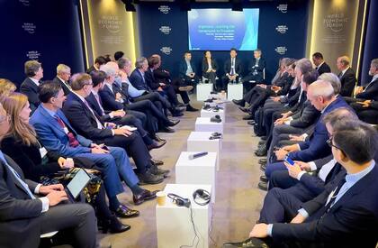 Mondino, Posse y Caputo con empresarios en Davos. La charla fue denominada "Argentina: iniciando el giro hacia la libertad"