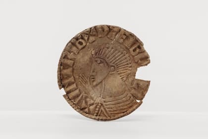 Moneda con el rostro del rey Sihtric Silkbeard, quien fue rey nórdico de Dublín entre los años 989 y 1036