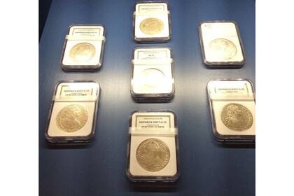 Monedas españolas de plata y oro del reinado de Carlos IV extraídas por Odyssey del pecio de la fragata Mercedes y preparadas para su venta por dicha empresa