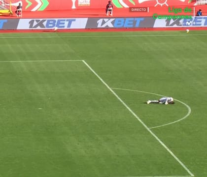 Monged El Neel, tendido en el piso. El arquero continuó jugando a pesar de haberse desplomado durante el partido