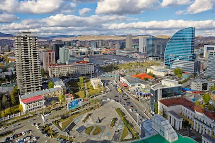 Mongolia estuvo bajo la influencia soviética durante 70 años, por ello hoy usan el alfabeto cirílico, tienen una marcada arquitectura soviética, pero a su vez, una mezcla de edificios modernos incorporados con la instauración de la democracia en la década de los 90.