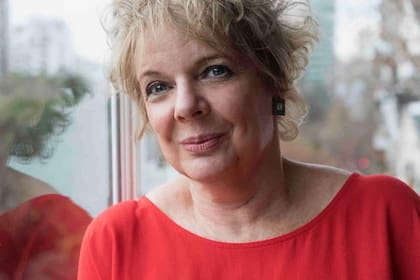 La escritora y editora Mónica Sifrim, invita al Festival Latinoamericano de Poesía en el Centro