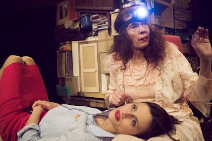 Mónica Antonópulos y Silvina Sabater, en Late el corazón de un perro, de Franco Verdoia