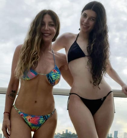 Mónica Ayos mostró cómo está hoy su hija Vicky y sorprendió el gran parecido entre ambas (Foto: Instagram/@monicaayos)