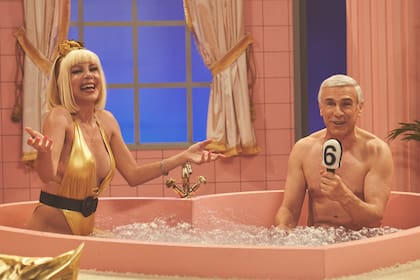 Mónica Ayos y Leonardo Sbaraglia en una escena de "El hombre que amaba los platos voladores". Crédito: Cleo Bouza/Netflix ©2024